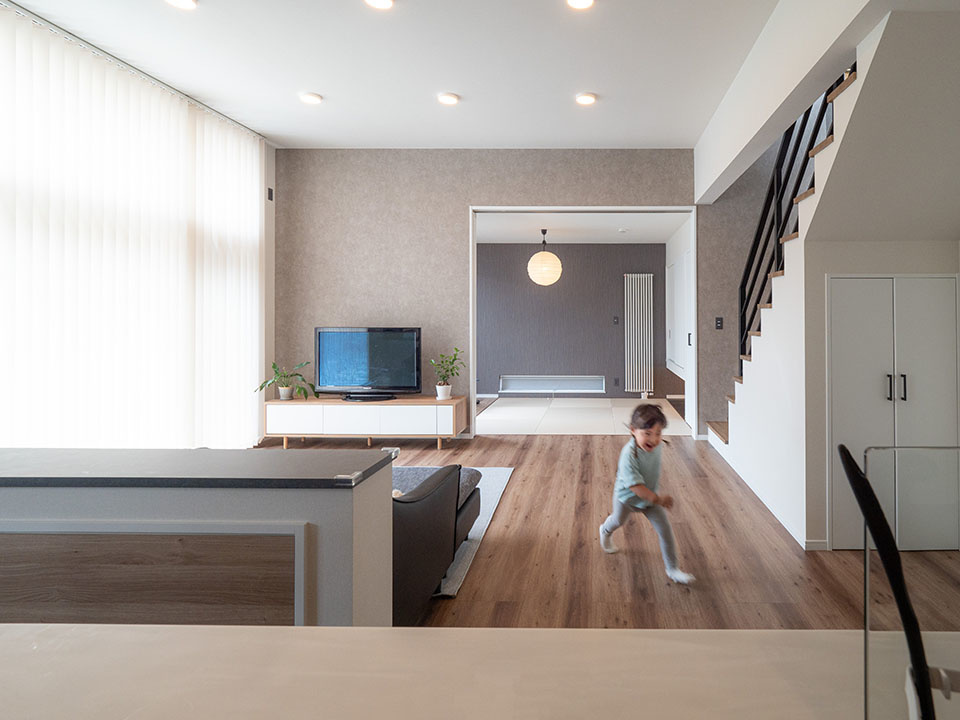 1階全体が見渡せるキッチンから