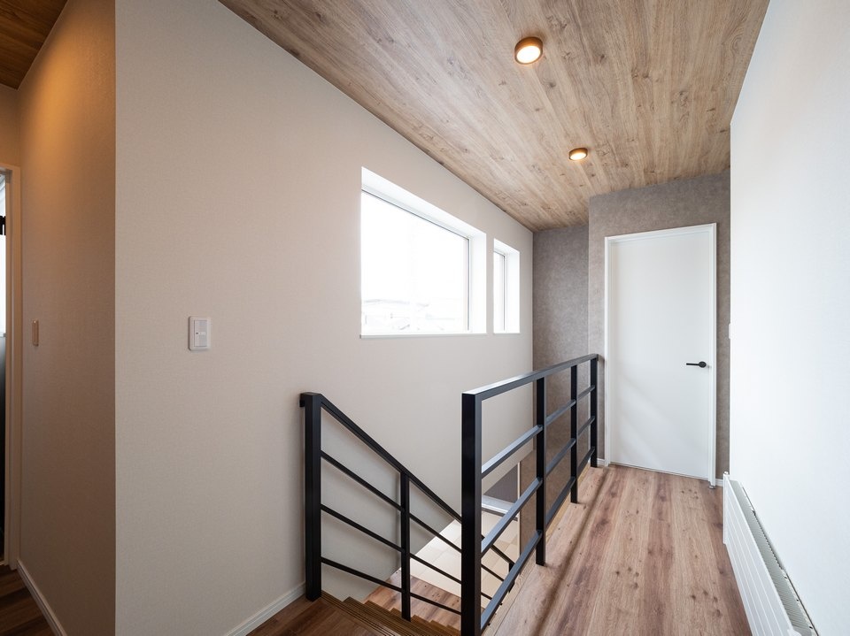 2階ホールの天井はデザイン上のアクセントに