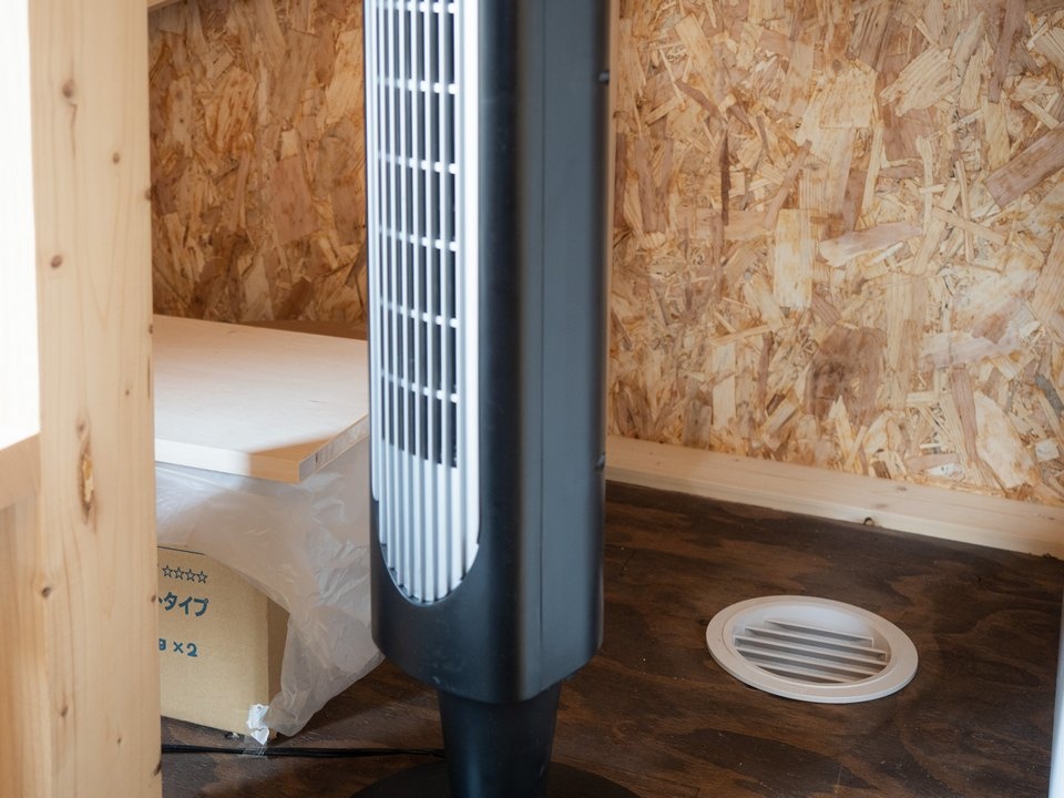 写真右の丸い白い穴が給気ガラリ