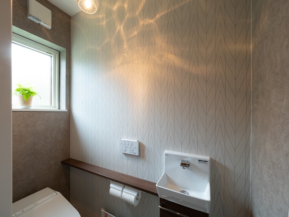 1階のトイレは照明にもこだわった