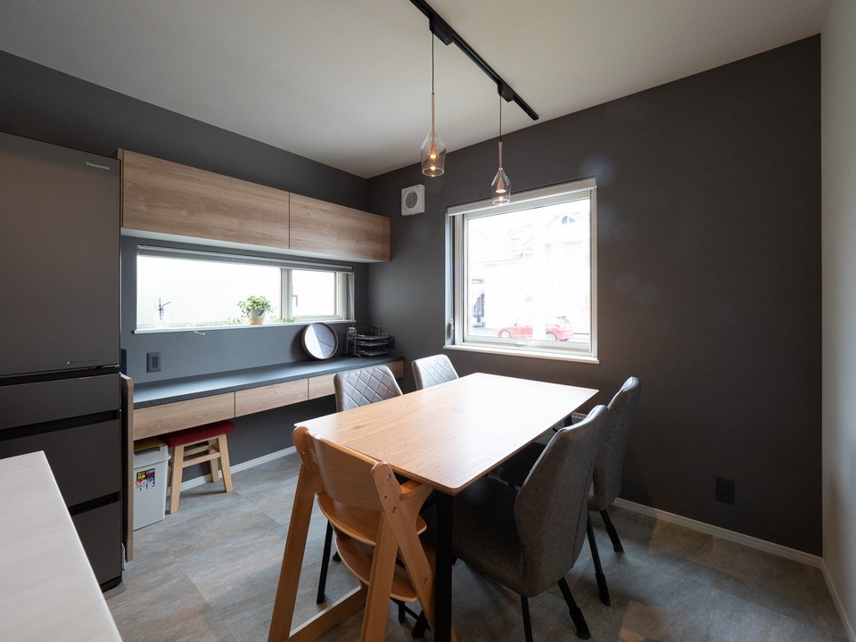 キッチン横のダイニング