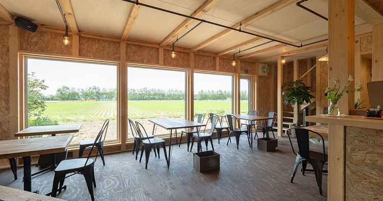 札幌近郊でスローライフ！田園風景広がるカフェ併設の家/白田建築事務所