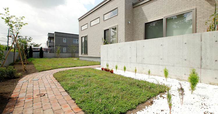 リビングと趣味の空間を心地良く。自然光に包まれた光庭のある家／札幌市・Ｋさん