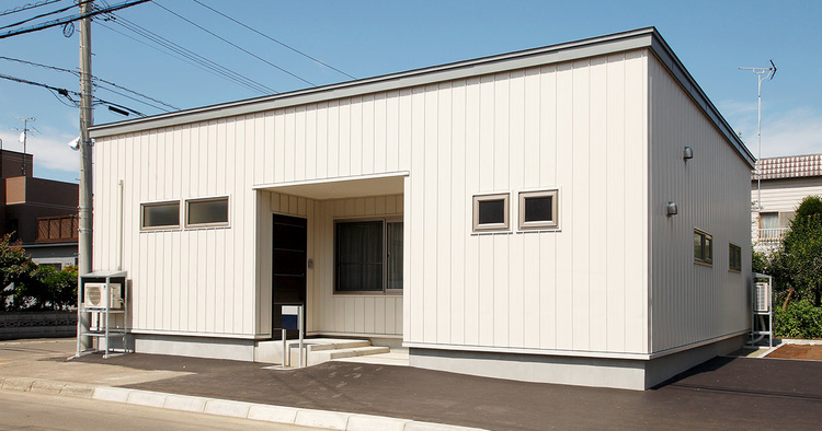 シンプルなプラン・デザインの平屋住宅／サンケイ建匠