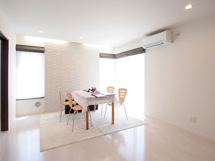 熱心な見学者が次々に来場！　サンケイ建匠の完成見学会