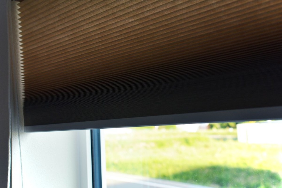 トリプルLow-Eガラスに断熱ブラインド。断熱性だけでなく遮音性も高い