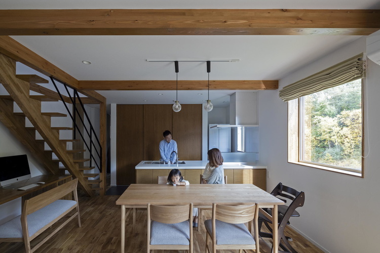 自然を採り込み木の温もりに癒される家　北広島市K邸／リビングワーク