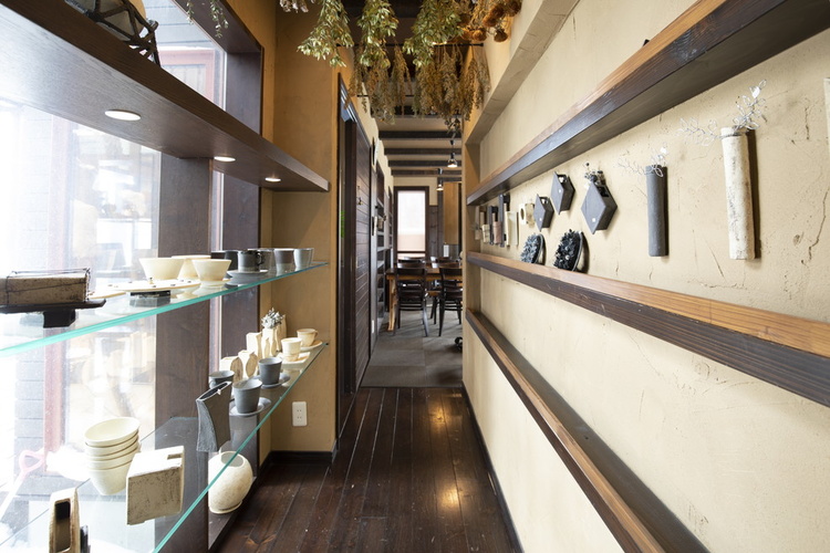 カフェスペースと陶芸工房がある薪ストーブの家／石狩市K邸　辻野建設工業