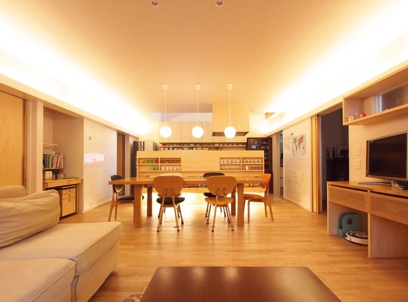 リビングからダイニング方向を見る。一般的なリビングよりも間口（幅）が広くゆとりがある。左右の柔らかな間接照明もあってくつろげる雰囲気だ