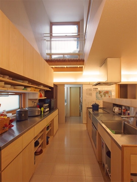 キッチンは吹き抜けから採光するので明るい。造作キッチンは見た目もスッキリ