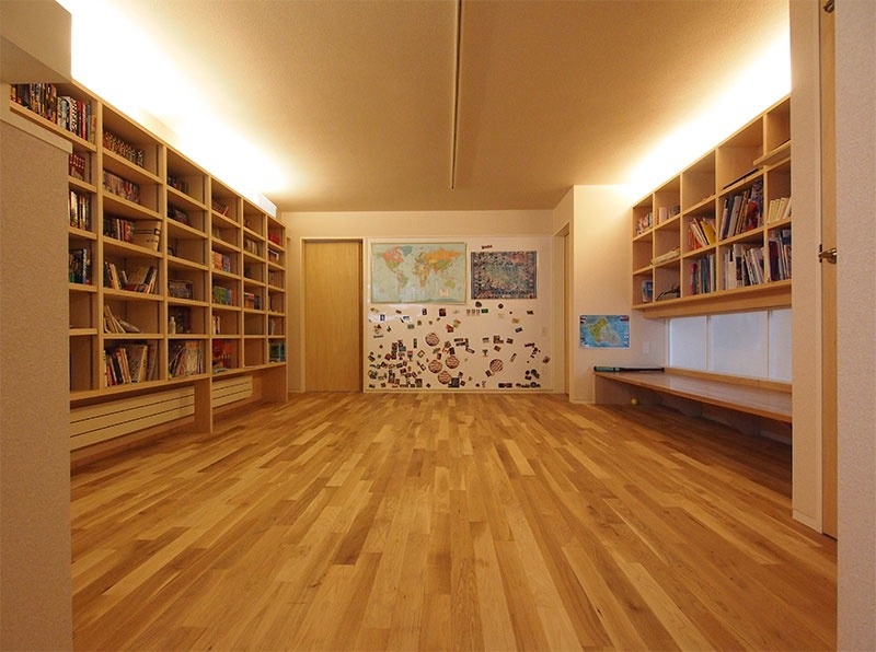 2階の共用ホール。お子さまの本などを壁付の本棚に収納し、写真右に吹き抜けにつながる扉がある