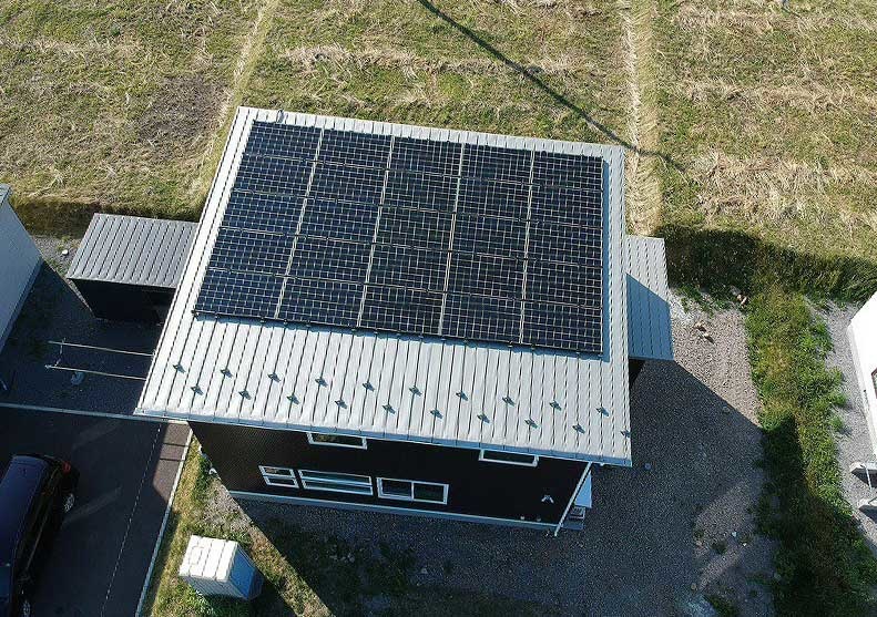  Kさん邸の太陽光パネル。自社大工で設置も行っている