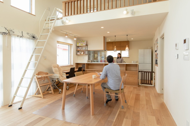 ウォークスルークローゼットなど家事動線に優れた平屋の家　恵庭市F邸／株式会社キクザワ