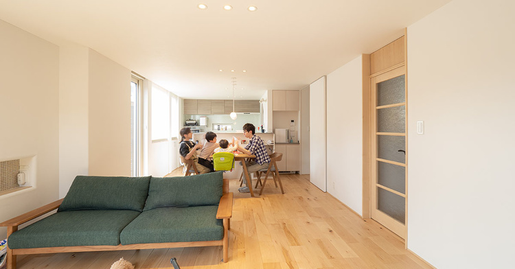 プライバシー保つ庭。光降り注ぐリビング。家族が主役の家　北渡建設