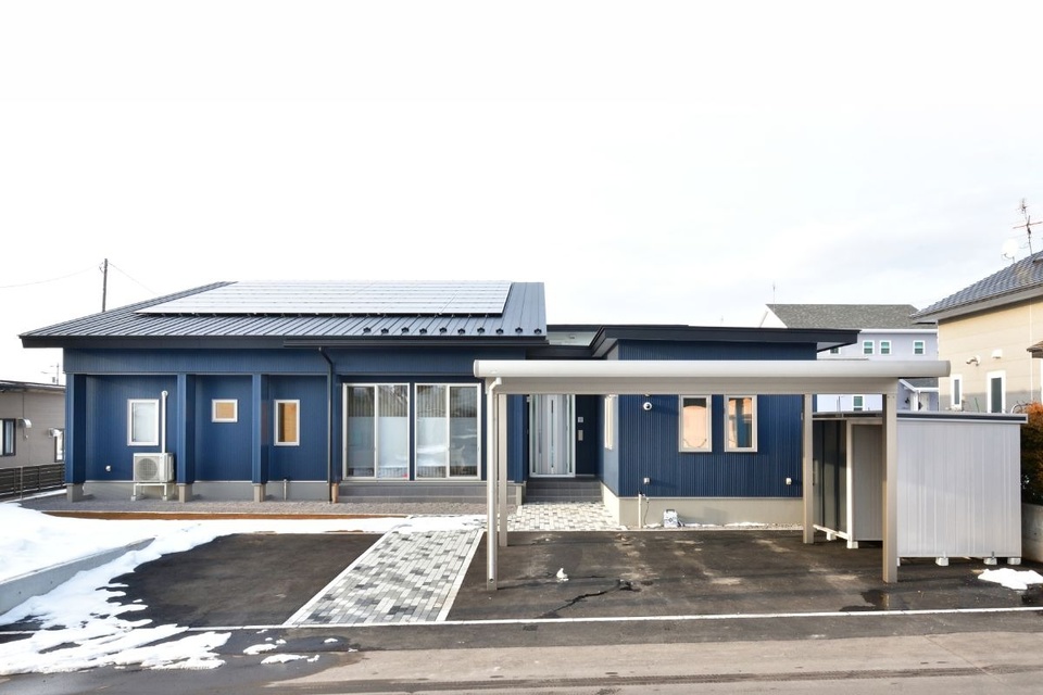 外観はガルバリウムの外壁やソーラーパネル、カーポートなどが印象的なシンプルモダン系のデザイン