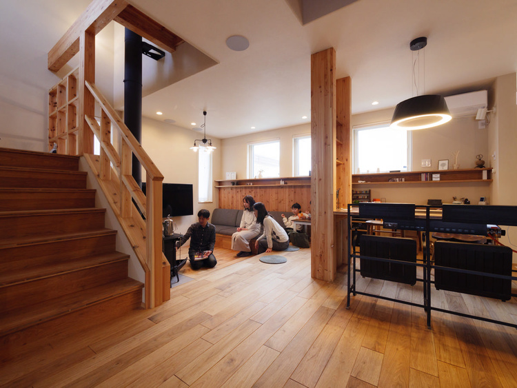 落ち着いた木のインテリア。薪ストーブだけで暖かい家に建て替え／札幌市・Ｏさん