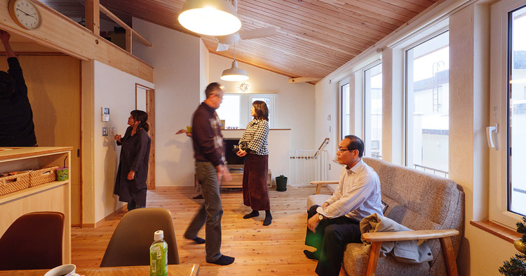 建築家の父と施工力の拓友建設がコラボした、カラマツの香り漂う家／拓友建設