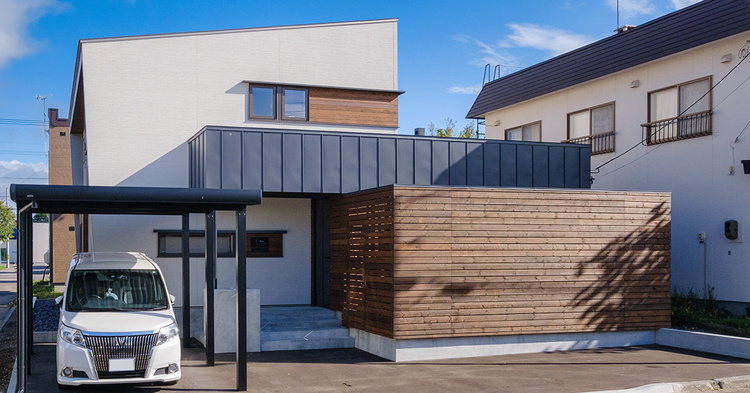 芝生の庭があるシンプル＆シックな家 江別市/K邸　北渡建設