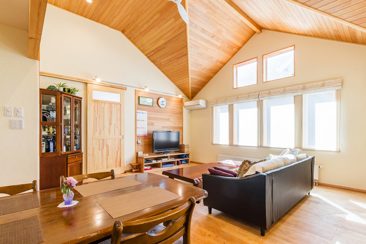 建て替えで介護も可能な三角屋根の平屋に　清水町／ソトシロ建設