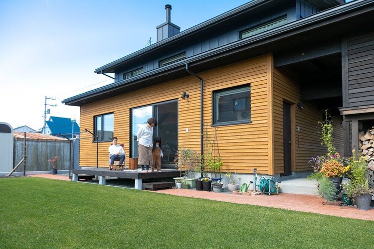 庭とつながる明るく暖かい家 /北広島市Y邸/丸三ホクシン建設