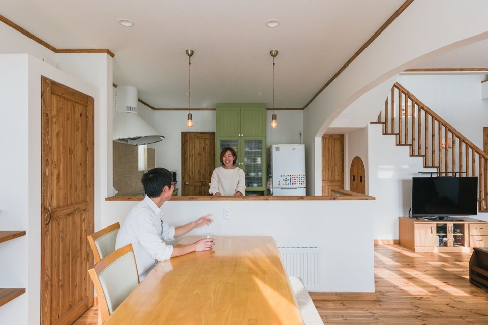 光の降り注ぐ明るいダイニング