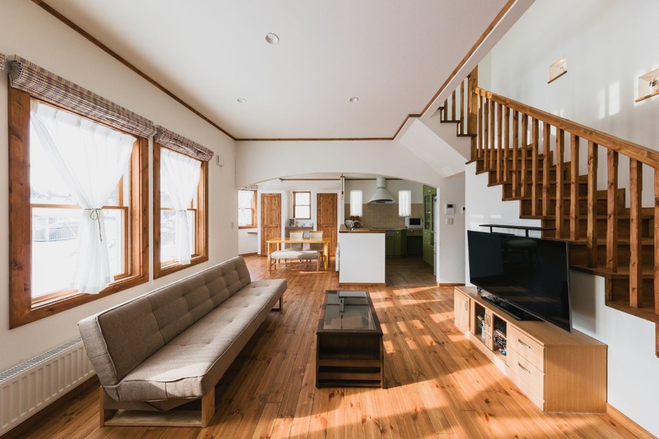 リビングとダイニングキッチンの間はクラシカルな雰囲気のアーチに。デザインはcubeチセの事例を参考に考えました