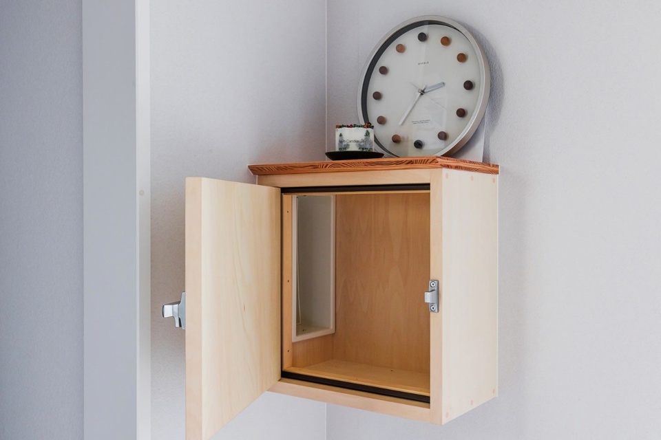 造作で作ってもらった断熱仕様の郵便受け。リビングルームの雰囲気に溶け込んでいます