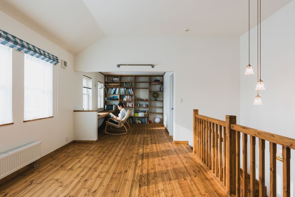 フリースペースの壁には懸垂用のバーも設置しました