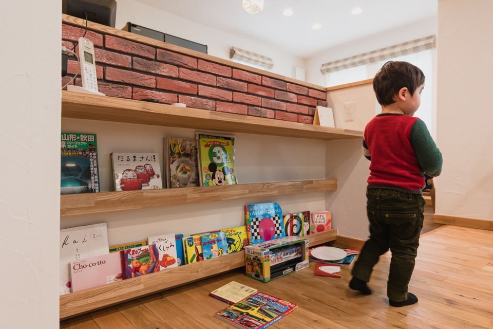 キッチンカウンター下にはお気に入りの絵本をディスプレイ