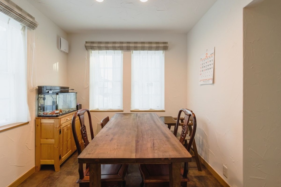 奥様の希望によりリビングとは別に設けたダイニング。当初はキッチンとダイニングの間を仕切る予定でしたが、ゆるやかにつながる形に変更。「ちょうどいい距離感」と笑顔です