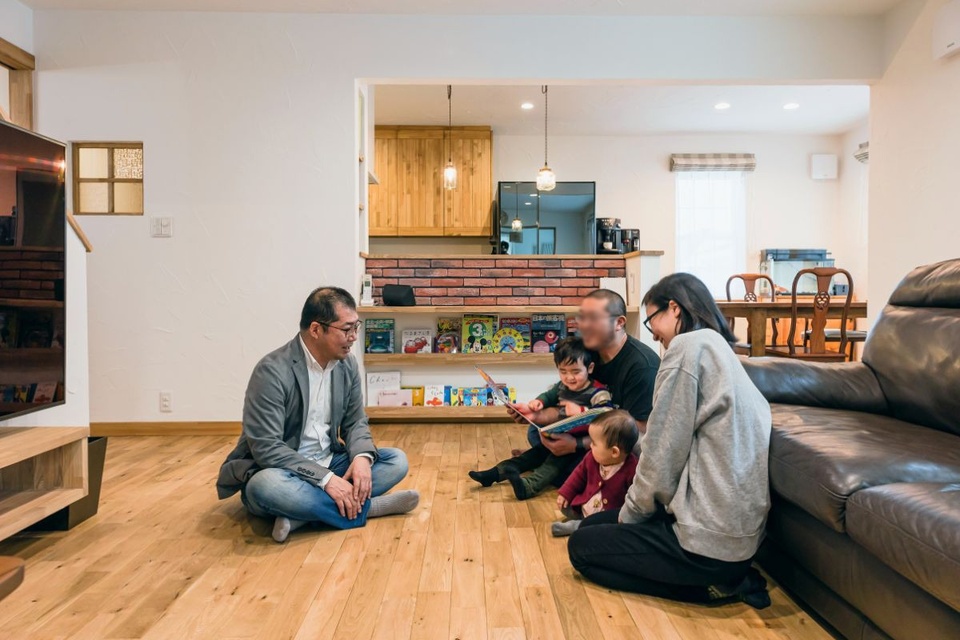 カントリーヴィレッジの朝日社長とご家族。「何でも言い合える」と語る関係で、アフターフォローも気兼ねなくお願いできるのだそうです