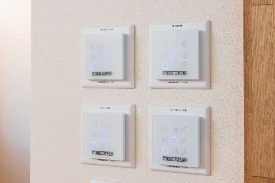 24時間換気のリモコン。一箇所で家中の換気扇を操作できます。結露のしやすそうな日は換気を強めに設定するなどしているそう