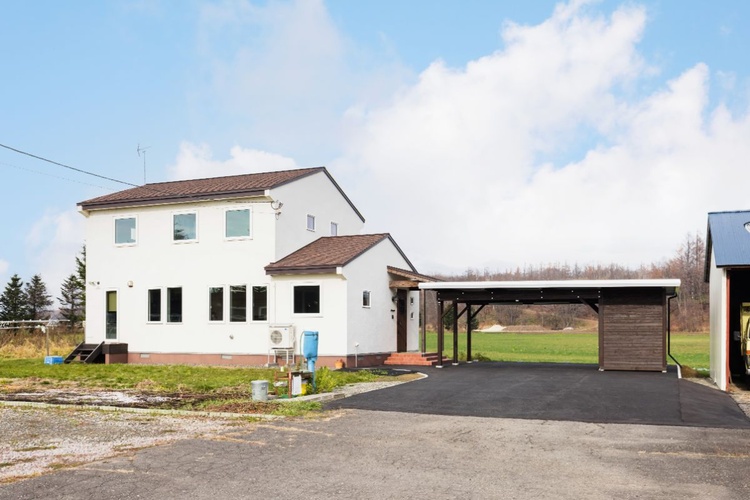 小麦畑が似合う三角屋根と白壁の家 音更町/N様邸　ウッドライフ