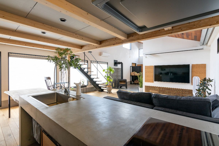 コンクリート製キッチンが映える大工さんの家/旭川市・K邸