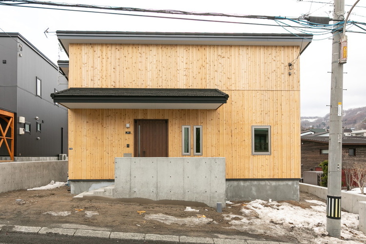 道南杉を外壁全面に。道総研の最新技術も　札幌市中央区М邸／江田建設