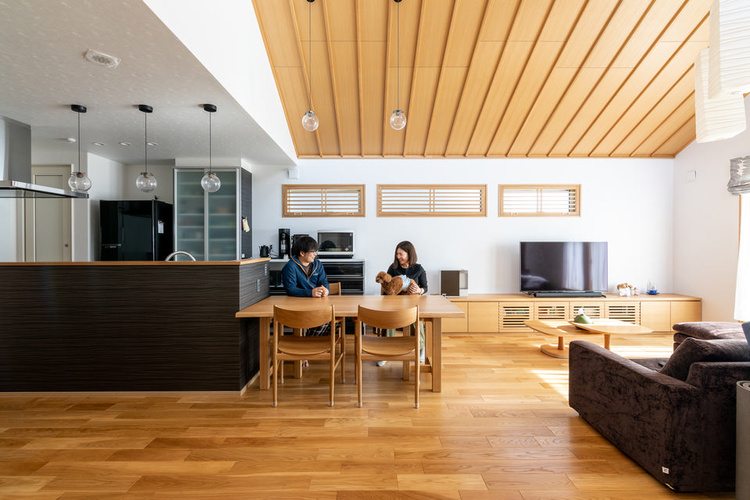 ナラ、タモ、チーク…6種類の木で作った壁が評判　当麻町S邸