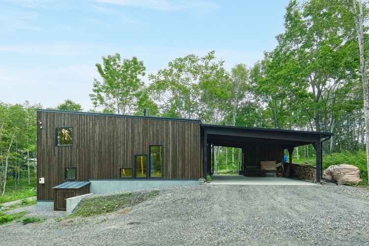 傾斜を活かしたスキップフロア　林の中の家/芽室町T邸　水野建設