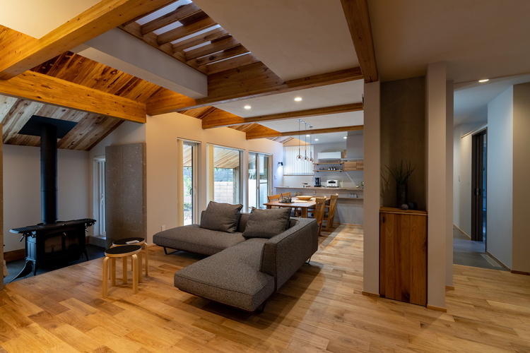 深い庇のウッドテラスに数寄屋を感じる建築　札幌市／庇深の家（hibuka）