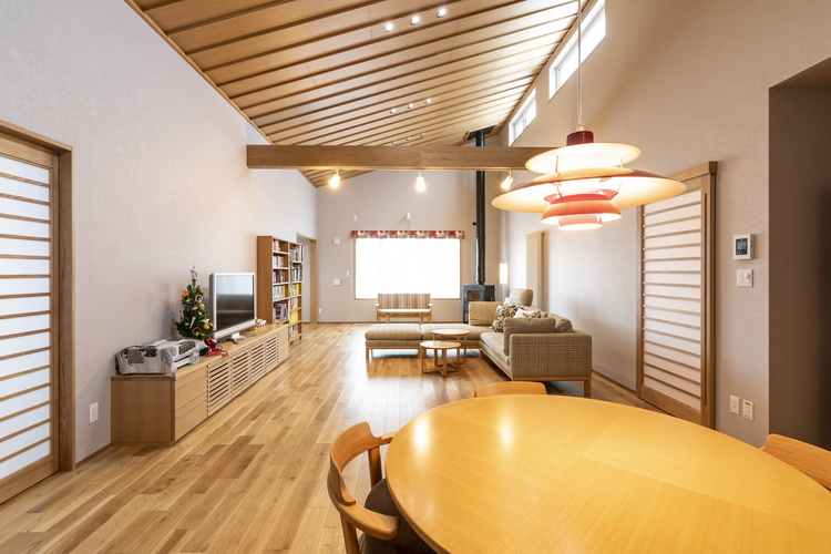 スノーボードの収納室がある平屋のガレージハウス　比布町H邸