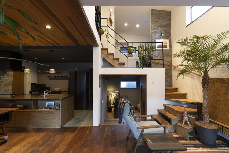 吹抜け＋スキップフロアのリゾート感あふれる家　札幌市Yさん／（株）キクザワ