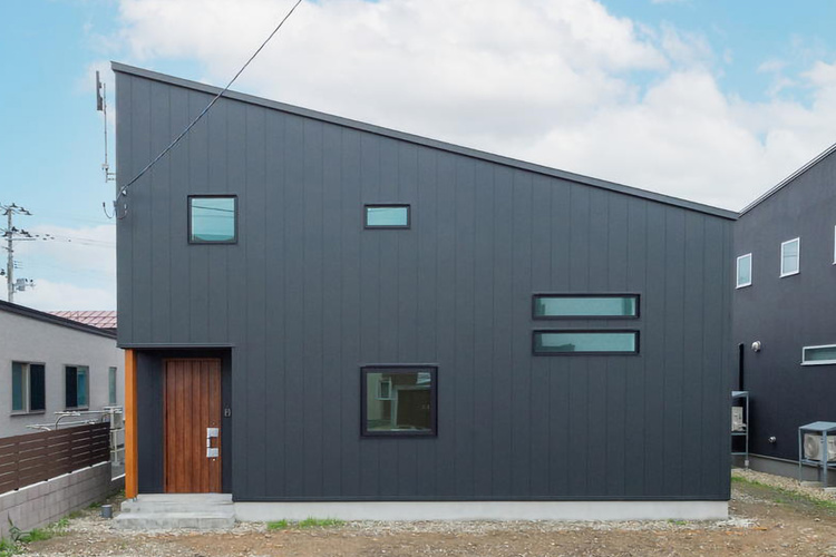 シンプルな家にこだわりと工夫を詰めこむ　秋田県大仙市O邸／村上工務店