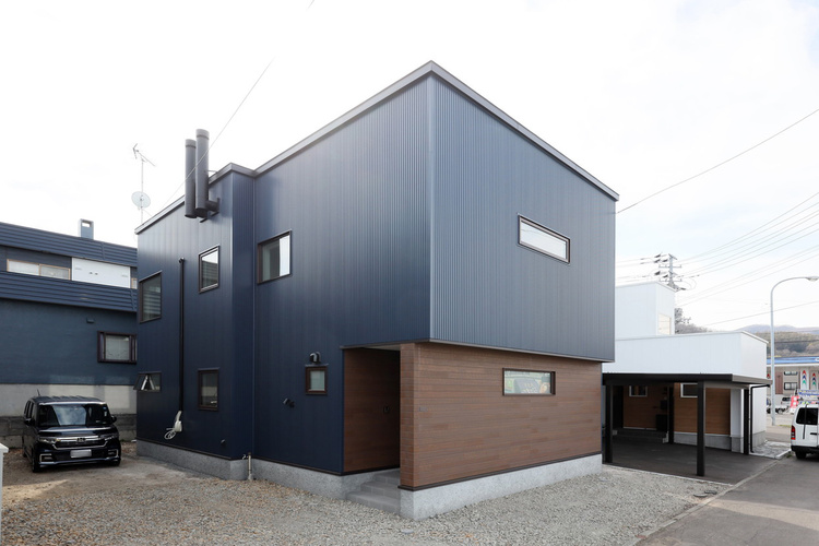 高窓から「月見」満喫。パッシブ換気・床下暖房の家　札幌市/Ｔ邸