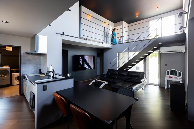 モノトーンでまとめた、大きな吹き抜けのある家/音更町Kさん