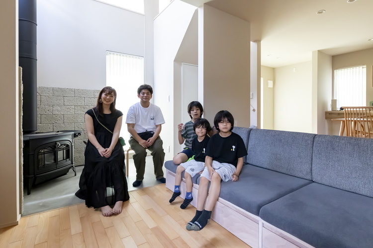 薪ストーブやロフトが生活を彩る、空窓階段のある家　札幌市H邸