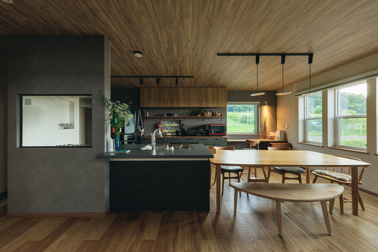 牧草地の眺めが絶景！ナチュラルモダンの農家住宅/池田町Oさん