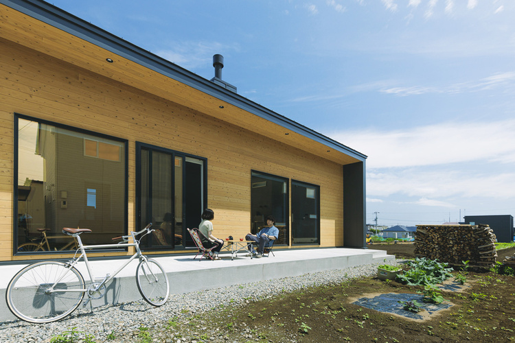 朝食、夕涼み、焼肉も長さ13メートルのテラスで満喫/芽室町Sさん　ティーメイス
