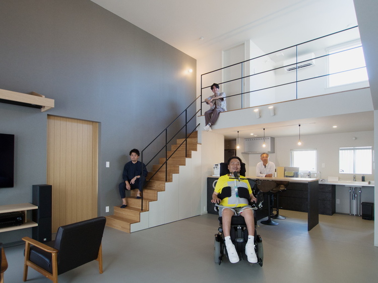 仲間が集まりアクティブに過ごせるスタイリッシュな車いす住宅　札幌市 