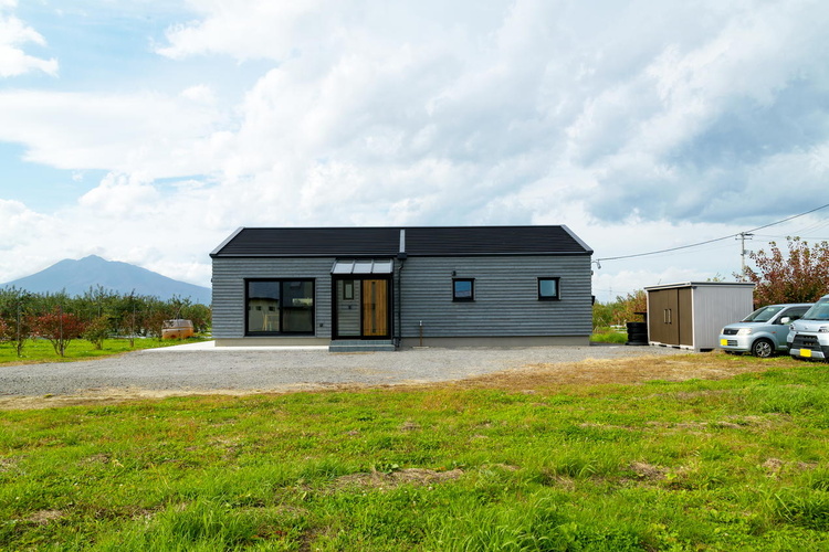 杉板よろい張りがかっこいい平屋の家　青森・田舎館村・S邸／小野住建