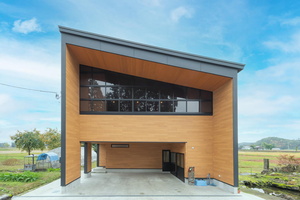 趣味とインテリアを楽しむ、ピロティの上にインナーテラスのある家　秋田県仙北市I邸