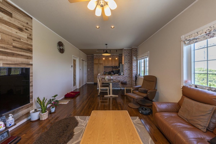 赤い三角屋根の洋風な二世帯・農家住宅　枝幸町／Hさん　セルコホーム旭川　小森工務店